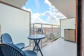 De studio is mooi onderhouden en is gelegen in de residentie President, een zeer goed onderhouden gebouw. Er is een bedkast voorzien met extra opbergruimte. Vanop het ruime terras geniet van u van de ochtendzon en een mooi open uitzicht. U bevindt zich vlak aan de Zeedijk en tal van supermarkten!<br /><br />Indeling:<br />- Lichtrijke leefruimte met bedkast en eventueel mogelijkheid tot extra slaaphoek<br />- Ingerichte keuken <br />- Mooi en ruim hoekterras<br />- Badkamer voorzien van ligbad, lavabo en toilet<br /><br />Troeven:<br />- Toplocatie<br />- Mooi onderhouden residentie<br />- Lage gemeenschappelijke kosten<br />- Recente gevelrenovatie<br />- Nieuwe liften<br />- Gemeenschappelijke fietsenberging<br />- Gemeenschappelijk huisvuillokaal<br />- Parkeermogelijkheden in de buurt!<br /><br />Interesse in deze hoekstudio in centrum Middelkerke? Neem vandaag nog contact op voor een plaatsbezoek!<br /><br />Bestuursmaatregelen in het maatregelenregister: nee