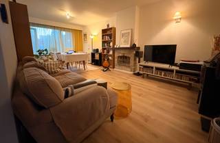 Gezellig éénslaapkamerappartement te huur, gelegen in een rustige éénrichtingsstraat regio Nekkerspoel, ter hoogte van de Papenhofdreef. Het appartement ligt op het gelijkvloers en combineert rustig wonen met een vlotte bereikbaarheid en heel wat voorzieningen in de buurt.<br /><br />Het appartement heeft een bewoonbare oppervlakte van ongeveer 63 m² en beschikt over een ruime slaapkamer, een lichtrijke leefruimte, een recent vernieuwde keuken, een badkamer met inloopdouche en toilet, en een aparte berging met plaats voor een wasmachine. Achteraan is er een zuidgericht terras van ongeveer 7 m² en een bijkomend tuintje van ongeveer 30 m². Een fiets kan achteraan op het terras of in de tuin geplaatst worden.<br /><br />Het appartement werd in 2022 gerenoveerd en is instapklaar. Onder meer de ramen, de voorgevel, het dak en de boiler werden vernieuwd. Dankzij de dubbele beglazing, centrale verwarming op gas en EPC-label C biedt het appartement een aangenaam wooncomfort. Ook de elektriciteit is conform, rookmelders zijn aanwezig en er is aansluiting voor internet en tv.<br /><br />De ligging is een duidelijke troef. Station Mechelen-Nekkerspoel, bushaltes, winkels zoals Lidl, Aldi, Colruyt, Kruidvat, Action en Hubo, een apotheker en andere voorzieningen bevinden zich op wandelafstand. Ook groen is vlakbij: in de buurt zijn er parkjes, wandelmogelijkheden langs het water en het Mechels Broek ligt niet veraf. Parkeren kan zonder vergunning op straat.<br /><br />Ideaal voor wie rustig wil wonen nabij Mechelen centrum, met openbaar vervoer, winkels en natuur binnen handbereik.<br /><br />Interesse? Neem gerust contact op via app.varenbosstraat@outlook.com voor meer info of een bezoek.
