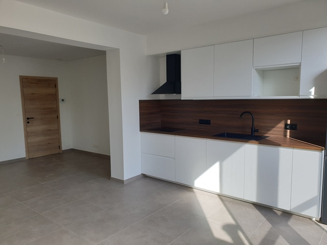 Volledige gerenoveerde en instapklare rijwoning met tuintje in centrum Lokeren - foto 4