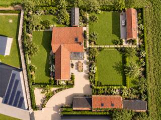 <p><strong><span>À vendre : Ferme avec grand terrain à Lichtervelde</span></strong></p>
<p><span>Située Moerplasstraat 3 à Lichtervelde, cette ferme se trouve sur un terrain d’environ 1 300 m².</span></p>
<p><span>Le bien est entièrement à rénover, mais offre un grand potentiel pour ceux qui souhaitent aménager une habitation selon leurs goûts.</span></p>
<p><span>Sa situation à proximité de la E403 garantit une excellente accessibilité et des connexions rapides vers les villes environnantes.</span></p>
<p><strong><span>Atouts :</span></strong></p>
<ul>
<li><span>Superficie du terrain d’environ 1 300 m²</span></li>
<li><span>Accès facile grâce à la proximité de la E403</span></li>
<li><span>Nombreuses possibilités de rénovation et d’aménagement</span></li>
<li><span>Idéal pour bricoleurs ou investisseurs</span></li>
</ul>
<p><span>Intéressé(e) ? N’hésitez pas à nous contacter pour plus d’informations ou pour organiser une visite.</span></p>