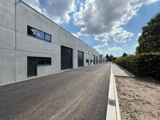 Gloednieuwe KMO-unit met een oppervlakte van <strong>336 m² </strong>te koop. Fantastisch gelegen op slechts 500 m van de <strong>N9 </strong>met een vlotte verbinding naar de <strong>expressweg </strong>Eeklo. <br /><br />De casco opslagruimte met een vrije hoogte van 6 m is toegankelijk via een automatische sectionale poort met een afzonderlijke toegangsdeur. De geïsoleerde loods is verder uitgerust met een lichtstraat met rookluiken. De polybetonvloer biedt een duurzame basis voor diverse opslagbehoeften. Daarnaast zijn er <strong>ramen </strong>aanwezig, die ideaal zijn om een kantoorruimte te creëren. Ook is er een regenwaterpomp voorzien, alsook een basis zekeringskast. Ruime parkeer- en manoeuvreerruimte op de verharde site. De loods maakt deel uit van het gloednieuwe project " <strong>ZONE CENTRUM</strong> ". Ook andere oppervlaktes beschikbaar. <strong>Beschikbaar bij notariële akte</strong>. Tevens een zeer interessante investering om te verhuren.<br /><br />Contacteer <strong>PANORAMA B2B</strong> voor bijkomende (technische) inlichtingen, plannen of een vrijblijvend plaatsbezoek <strong>0477 02 09 02</strong>.