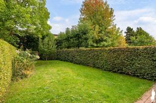 <div>
<div>
<div>
<p><strong>Ruime en energiezuinige bel-etagewoning met grote tuin in Edegem. </strong></p>
<p>Deze comfortabele en goed onderhouden bel-etagewoning uit 1985 heeft een stevige betonnen structuur en ligt op een rustige locatie in Edegem. De woning biedt een doordachte indeling, moderne energievoorzieningen en een zeer ruime tuin. Het EPC-label bedraagt 237 kWh/m².</p>
<p><strong>Gelijkvloerse verdieping</strong><br />U komt binnen in een ruime inkomhal die meteen een open en welkom gevoel geeft. Van hieruit heeft u toegang tot een handige bureauruimte, ideaal als thuiskantoor of extra polyvalente ruimte. Ook de zeer grote garage bevindt zich op dit niveau en biedt volop opbergruimte of parkeermogelijkheid. Vanuit het gelijkvloers heeft u eveneens directe toegang tot de tuin.</p>
<p><strong>Eerste verdieping (bel-etage)</strong><br />Op de bel-etage vindt u de leefruimtes. De woonkamer gaat vlot over in de eetkamer en sluit aan op de <strong>vernieuwde keuken</strong>. Deze verdieping is licht en aangenaam om in te wonen. Via het terras heeft u een tweede, comfortabele toegang tot de tuin.</p>
<p><strong>Tweede verdieping</strong><br />Hier bevinden zich de drie slaapkamers en de <strong>vernieuwde badkamer</strong>. Een rustige en praktische indeling die zorgt voor voldoende privacy.</p>
<p><strong>Tuin en technische voorzieningen</strong><br />De woning beschikt over een zeer ruime tuin die zowel via het gelijkvloers als via het terras op de eerste verdieping bereikbaar is. De woning is uitgerust met zonnepanelen, een warmtepomp en airconditioning.</p>
<p>Een goed onderhouden bel-etagewoning met een stevige betonnen structuur, logische indeling, vernieuwde keuken en badkamer, voldoende ruimte en een fijne buitenruimte.</p>
</div>
<span></span></div>
<div>Bijzonderheden: <br />- EPC 237 kWh/m²/j<br />- Asbestveilig <br />- Elektriciteit niet conform</div>
</div>
<section></section>
<div></div>