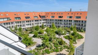 Dit volledig gemeubileerde duplex-appartement in Duinenwater te Knokke is prachtig afgewerkt en beschikt over zonnige terrassen met zicht op het...