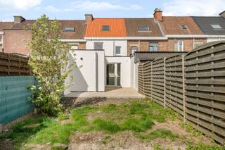 <p>Recent gerenoveerde en instapklare woning met 3 slaapkamers, zuidoostgerichte tuin en terras, op een aangename locatie. <br /><br />Deze charmante woning werd in 2026 grondig gerenoveerd en biedt een bewoonbare oppervlakte van 135m². Dankzij de doordachte indeling, moderne technieken en energiezuinig karakter (EPC B – 110 kWh/m²/j) geniet je hier van comfortabel en hedendaags wonen.<br /><br />INDELING:<br />Inkomhal, gezellige en lichtrijke leefruimte met geïnstalleerde keuken, aansluitend een praktische wasplaats en directe toegang tot het zuidoostgerichte terras en de aangename tuin (88 m²). Verder beschikt de woning over 3 slaapkamers, een badkamer met douche , twee toiletten en een ingerichte zolder die extra mogelijkheden biedt (bureau, hobbyruimte of extra slaapkamer).<br /><br />Deze woning biedt een ideale combinatie van charme, modern comfort en een uitstekende ligging.<br /><br />Voor wie is deze woning ideaal?<br />♦ Voor gezinnen die op zoek zijn naar een instapklare woning met tuin en voldoende ruimte.<br />♦ Voor koppels die comfortabel willen wonen in een centrale omgeving.<br />♦ Voor investeerders die zoeken naar een vlot verhuurbaar en kwalitatief pand.<br /><br />Te koop via Immo Beguin, jouw vastgoedexpert sinds 2009. Met kantoren in Ronse, Waregem, Kortrijk, Deinze, Doornik en Lessines.<br />✉️ info@immobeguin.be</p>
