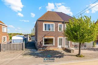 Gelegen tussen het centrum van Eke en Nazareth treffen we deze te renoveren halfopen bebouwing aan.

De woning heeft de volgende indeling: inkomhal, eet- en woonkamer, volledig geïnstalleerde keuken, badkamer met ligbad, lavabo en toilet. Op de eerste verdieping zijn er nog eens twee ruime slaapkamers en één kleine slaapkamer.
Verder heeft de woning ook nog een ruime zolder met mogelijkheid tot inrichten, kelder en een ruime aparte garage.

Troeven: veel mogelijkheden, lichtrijk, locatie én het dak werd reeds vernieuwd.

Renovatieverplichting: ja.

Voor meer informatie of een bezoek kan u terecht bij Sander Dejonghe via sander@vastgoeddejonghe.be, Evy Dhondt via evy@vastgoeddejonghe.be of Inias Leten, Inias@vastgoeddejonghe.be.

Alle dossierstukken kan u downloaden op onze website: www.vastgoeddejonghe.be.