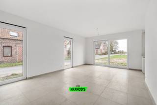 Op een uiterst rustige en landelijke locatie in Pottes (Celles) bevindt zich deze energiezuinige halfopen nieuwbouwwoning. Hier geniet u dagelijks van rust, ruimte en prachtige vergezichten over de omliggende velden, terwijl voorzieningen en verbindingswegen vlot bereikbaar blijven.<br /><br />Bij het betreden van de woning komt u terecht in de inkomhal met gastentoilet. Van hieruit heeft u toegang tot de lichtrijke leefruimte, waar grote raampartijen zorgen voor een aangename connectie met de tuin en het omliggende landschap. De open keuken werd volledig uitgerust met alle hedendaagse toestellen en vormt samen met de woonkamer een gezellige en functionele leefomgeving.<br /><br />Verder beschikt het gelijkvloers over een ruime inpandige garage, die naast parkeergelegenheid ook extra opslagmogelijkheden biedt.<br /><br />Op de eerste verdieping bevinden zich drie volwaardige slaapkamers, een afzonderlijk toilet en een ruime badkamer uitgerust met een ligbad, douche en dubbele wastafel. Dankzij de doordachte indeling biedt deze woning alle comfort voor gezinnen die op zoek zijn naar een kwalitatieve nieuwbouwwoning.<br /><br />Ook op technisch vlak voldoet deze eigendom aan de hedendaagse normen. Zo beschikt de woning over vloerverwarming op aardgas, zonnepanelen en een regenwaterput van maar liefst 10.000 liter, wat bijdraagt aan een energiezuinige en duurzame woonervaring.<br /><br />De absolute troef van deze eigendom is zonder twijfel het prachtige open zicht op de achterliggende velden, waardoor u elke dag kan genieten van een uniek gevoel van rust en vrijheid.<br /><br />Interesse in deze nieuwbouwwoning in Pottes? Vraag vandaag nog uw bezoek aan via Ruben: 0479/60.36.94.<br /><br />Denk je eraan om je woning in de regio te verkopen? Neem vrijblijvend contact op met Ruben van Immo Francois in Oudenaarde voor een gratis schatting via ruben@immofrancois.be.<br /><br />