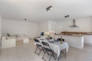 Kom en ontdek deze energiezuinige woning op woensdag 02/09 van 17u30 tot 18u30!<br /><br />Ben jij op zoek naar een moderne, instapklare en vooral energiezuinige woning? Kom dan deze prachtige halfopen nieuwbouwwoning ontdekken!<br /><br />In het centrum van Anzegem, in een rustige woonomgeving vindt u deze halfopen nieuwbouwwoning op wandelafstand van winkels en scholen.<br /><br />Deze woning werd opgetrokken in een moderne en hedendaagse stijl, met oog op ruimte en conform. De woning werd gebouwd met kwalitatieve materialen en is recent volledig geschilderd.<br /><br />INDELING<br /><br />Gelijkvloers<br />Inkomhal - gastentoilet - lichtrijke living - open keuken - berging - tuin en terras<br /><br />Eerste verdieping<br />Nachthal - toilet - slaapkamer 1 - slaapkamer 2 - slaapkamer 3 - bergruimte - badkamer met inloopdouche en bad.<br /><br />TROEVEN<br /><br />+ Gemakkelijk bereikbaar (dicht bij E-17, Waregem,..)<br />+ Energiezuinig (zonnepanelen) <br />+ Duurzame en tijdloze materialen<br />+ verkoop onder registratierechten<br /><br />Interesse in deze woning? Maak dan nu jouw afspraak via 0472 18 64 20 of matisse.vandererven@dewaele.com.<br /><br /><br />Bestuursmaatregelen in het maatregelenregister: nee