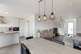 Vrij te bezoeken op ons lanceermoment op zaterdag 25/07 van 10u tot 12u!<br /><br />Ontdek deze recente woning, gebouwd in 2020 en gelegen op een rustige locatie in de verkaveling Havenzijde.<br />Deze eigentijdse woning combineert wooncomfort, energiezuinigheid en een praktische indeling, ideaal voor gezinnen of wie op zoek is naar een instapklare thuis dichtbij de kust. Buiten is het genieten in de zuidgerichte tuin. De inpandige garage biedt ruimte voor één wagen, terwijl je op de oprit nog beschikt over twee extra parkeerplaatsen.<br /><br />De woning geniet van een zongerichte oriëntatie en werd ingedeeld als volgt:<br />Inkom met vestiaire, inpandige garage, open en ingerichte keuken, lichtrijke leefruimte die uitgeeft op het terras en aangelegde tuin. Voor de woning is ook nog parkeerplaats voorzien tot wel 2 wagens. <br />Via de traphal kom je op het verdiep met een nachthal, 3 slaapkamers, een apart toilet en een badkamer met inloopdouche.<br /><br />Enkele troeven:<br /><br />Zuidgerichte tuin <br />Volledig afgewerkt en instapklaar<br />Energiezuinig (E-peil 42)