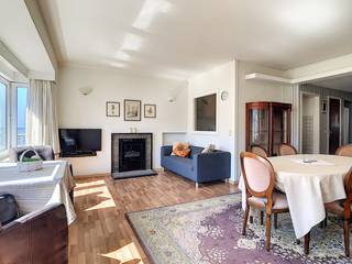 Mooi en ruim 'gemeubeld appartement' met zijdelings zeezicht zicht te huur in Oostende namelijk in de Vlaanderenstraat. Dicht bij handelszaken, openbaar vervoer, scholen, zee,..Indeling;De keuken is volledig ingericht, badkamer heeft een ligbad en een lavabomeubel, tussen keuken en living bevindt zich een ingemaakte kast. De slaapkamer beschikt over een terras en een grote dressing.Pluspunten:- Ruim en volledige inrichting- grote dressing- kleinschalig gebouw, 1 appartement per verdieping- Zijdelings zeezichtAlgemene kosten: 50€/maandVoorschot verwarming en water: 70€/maandBeschikbaar vanaf 01/10/2021Ben je geïnteresseerd in dit pand te huur in Oostende? Ga naar de website www.dewaele.com, klik op het pand dat je wenst te huren. Via de rode knop "vraag je bezoek aan" vragen we u kort een profiel in te vullen. Daarna nemen we contact op voor een bezoek. Telefonisch kunnen er geen afspraken gemaakt worden.