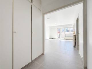 <p><span>ANTWERPEN - Bij Meir - Otto Veniusstraat 5</span><span>: Charmante studio in hartje Antwerpen</span></p><p><span> </span></p><p><span>BESCHRIJVING:</span></p><p><span> </span></p><p><span>Deze aangename studio is gelegen in de Otto Veniusstraat, op een bijzonder centrale locatie in het hart van Antwerpen. </span></p><p><span>De Meir, het historische stadscentrum en het Centraal Station bevinden zich op wandelafstand, met tal van winkels, horeca zaken en openbaar vervoer in de directe omgeving.</span></p><p><span>De studio, die zich op de 3° verdieping bevindt, heeft een bewoonbare oppervlakte van ca. 50 m² en werd in 2025 vernieuwd.</span></p><p><span>Bij binnenkomst wordt u verwelkomd in een aangename leefruimte met veel natuurlijke lichtinval. </span></p><p><span>Verder beschikt de studio over een eigen kitchenette en badkamer met douche en toilet en biedt daarnaast het comfort van een lift en een terras.</span></p><p><span>De rustige ligging in combinatie met de centrale locatie maakt deze studio bijzonder geschikt voor wie graag alle voorzieningen binnen handbereik heeft.</span></p><p><span> </span></p><p><span>BIJZONDERHEDEN:</span></p><p><span> </span></p><p><span>- Lift aanwezig</span></p><p><span>- Knus terras</span></p><p><span>- Super centrale ligging in het hart van Antwerpen</span></p><p><span>- Onmiddellijk beschikbaar</span></p><p><span>- Gemeenschappelijke kosten bedragen 200 €/maand (provisie voor de verwarming, water en onderhoud gemene delen).</span></p><p><span> </span></p>