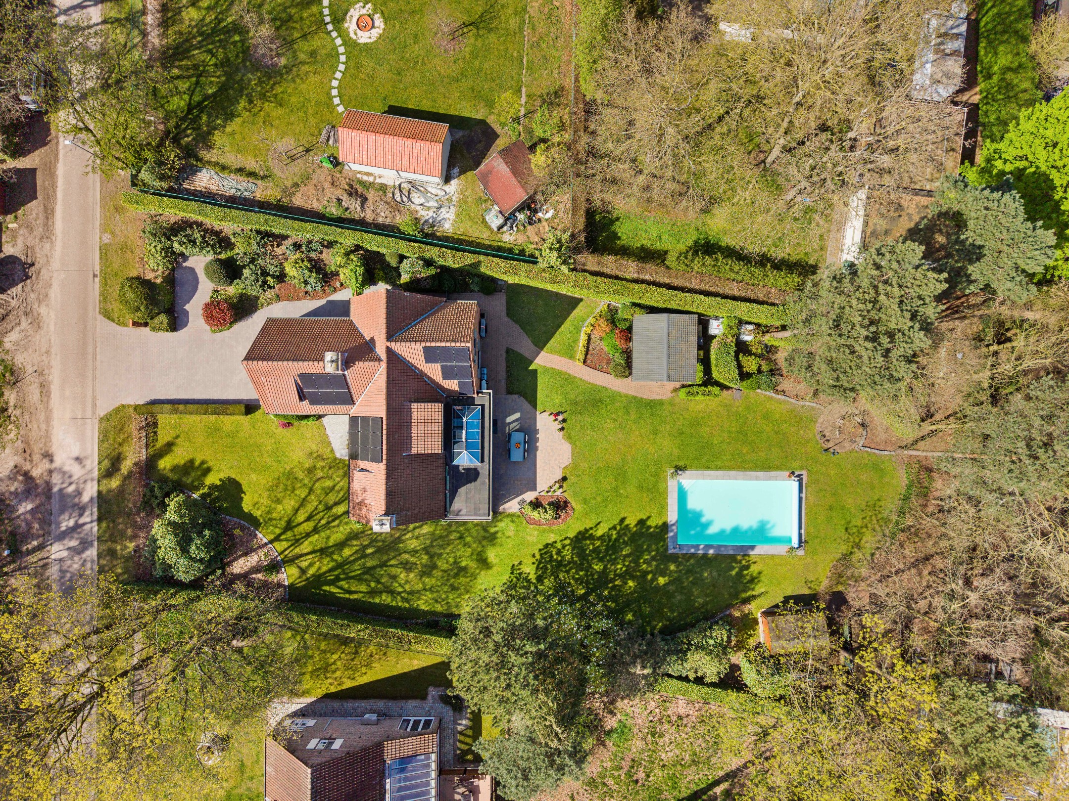 Ruime woning met 4 slaapkamers, bureel en zwembad op een perceel van ca 1874m². - foto 4