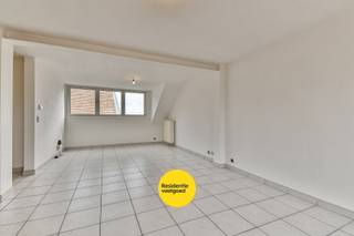 Zonnig appartement in het centrum van Oudenburg. Dit appartement omvat een lichtrijke woonkamer, open keuken (volledig ingericht met toestellen), berging, apart toilet, 1 slaapkamer en 1 kleinere kamer en badkamer met bad en lavabomeubel. Hiernaast is er ook een terras aanwezig.<br /><br />Centrale verwarming op aardgas - Maandelijkse huurprijs: €750,00 - Onmiddellijk beschikbaar - EPC: 191 kWh/m² - label B - Ref. OU28865.