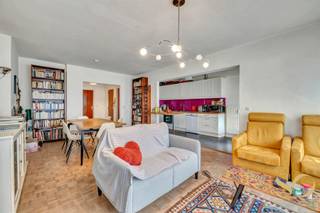 In Vorst, Zevenbunderslaan 107, op een boogscheut van HOOGTE 100, stellen wij u dit mooie en lichtrijke appartement voor van 92 m² (EPB), gelegen op de eerste verdieping van een gebouw met 5 verdiepingen. Het appartement bestaat uit een aangename leefruimte van ±30 m² met een half uitgeruste open keuken (kookplaat, dampkap, vaatwasser), wat zorgt voor een open en gezellige leefomgeving.  Verder beschikt het over twee comfortabele slaapkamers van 14 m² en 12 m², een badkamer met ligbad en lavabo, en een apart toilet.<br />Een berging met aansluitingen voor wasmachine en droogkast vervolledigt het geheel. Aan de voorzijde is er een klein balkon, en aan de achterzijde een terras met noordwestelijke oriëntatie, ideaal om in alle rust van het einde van de dag te genieten. Overal dubbele beglazing (alu/PVC), conforme elektriciteit en een privatieve kelder. EPB C (geen renovatiewerken nodig). Maandelijkse lasten ±400 €, inclusief verwarming, water, syndic, gebouwverzekering, lift, schoonmaak, en reserve- en werkkapitaalfonds. Onroerende voorheffing: 1.811 €. Ideale ligging nabij openbaar vervoer, winkels, scholen en belangrijke invalswegen, in een rustige en residentiële omgeving. Onmiddellijk bewoonbaar – IDEAAL VOOR IEDEREEN. Een berging met aansluitingen voor wasmachine en droogkast vervolledigt het geheel. Aan de voorzijde is er een klein balkon, en aan de achterzijde een terras met noordwestelijke oriëntatie, ideaal om in alle rust van het einde van de dag te genieten. Overal dubbele beglazing (alu/PVC), conforme elektriciteit en een privatieve kelder. EPB C (geen renovatiewerken nodig). Maandelijkse lasten ±400 €, inclusief verwarming, water, syndic, gebouwverzekering, lift, schoonmaak, en reserve- en werkkapitaalfonds. Onroerende voorheffing: 1.811 €. Ideale ligging nabij openbaar vervoer, winkels, scholen en belangrijke invalswegen, in een rustige en residentiële omgeving. Onmiddellijk bewoonbaar – IDEAAL VOOR IEDEREEN.