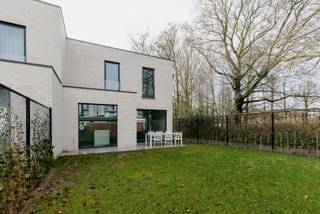 UNIEKE LANCERINGSKORTING T.W.V. €25.000!!!<br />Harelbeke, stad aan de Leie, is een aantrekkelijke plek om te wonen. In het centrum hebben wij nog deze gezinswoning met tuin te koop.<br /><br />Deze woning is de ideale uitvalsbasis in het centrum van Harelbeke. Alles wat je nodig hebt, is er te vinden, vaak op wandelafstand. Van winkels voor al je inkopen tot gezellige terrasjes om even te verpozen. Van een streepje natuur in provinciedomein De Gavers tot een vleugje cultuur in CC Het Spoor.<br /><br />Deze woning in de Ballingenweg omvat:<br /><br />- 3 slaapkamers<br />- eigen garage<br />- aangelegde tuin met aparte ingang, oprit en terras.<br />- in detail afgewerkt met hoogwaardige materialen + voldoen aan de hedendaagse comforteisen, met veel aandacht voor thermische en akoestische isolatie<br />- inclusief schilderwerken!<br />- vloerverwarming, zonnepanelen, warmtepomp en vraaggestuurde ventilatie<br />- betaal gedurende 5 jaar lang GEEN onroerende voorheffing door het lage E-peil (E0)!<br />- grote ramen zorgen dan weer voor veel natuurlijke lichtinval en vergroten het ruimtegevoel in je woning<br />- waterontharder <br />- gelegen op een rustige locatie op wandelafstand van de markt!<br /><br />Koop hier aan 6% btw en bespaar zo tot maar liefst €55.500!<br /><br />Wil jij hier graag wonen? Maak een afspraak voor meer informatie via ben@eribo.be of 0488/942.643.