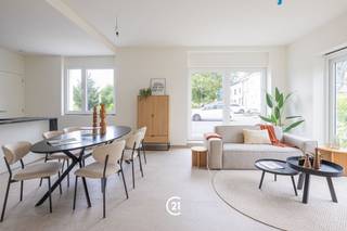 <p><span>Modern gelijkvloers wonen met terras én tuin in Residentie Jean DArme</span></p><p><span>Welkom in Residentie Jean D'Arme, een stijlvolle nieuwbouwresidentie met verwijzing naar de vroegere gendarmerie. Dit prachtig gelijkvloers appartement combineert hedendaags wooncomfort met een ruim terras en een gezellige privatieve tuin ideaal om in alle rust te genieten.</span></p><p><span>Dankzij de uitstekende ligging aan de rand van het centrum bereikt u vlot winkels, openbaar vervoer en alle dagelijkse voorzieningen. Extra praktisch: er is mogelijkheid tot aankoop van een ruime berging, privatieve staanplaats en/of garage.</span></p><p><span>Bovendien worden deze appartementen verkocht onder registratierechten in plaats van btw, wat financieel een bijzonder interessant voordeel betekent. De vermelde prijs is excl. regiistratiekosten, aansluitingskosten en eventuele aankoop van garage, staanplaats en/of berging.</span></p><p><span> </span></p><p><span>Kom dit project zelf vrijblijvend ter plaatse ontdekken, én maak meteen een afspraak. Reeds 30% VERKOCHT!</span></p><p><span> </span></p><p><span> </span></p>