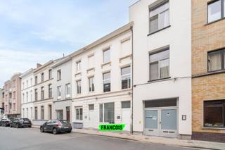 Ontdek deze karaktervolle eengezinswoning in de Sint-Lievenspoortstraat te Gent, in een levendige en goed bereikbare stadsbuurt waar alles binnen handbereik is. De dagdagelijkse benodigdheden als verscheidene scholen, het openbaar vervoer en een aantal gezellige horecazaken liggen allemaal vlakbij. Dankzij de vlotte verbinding met met de belangrijkste invalswegen staat u zo op uw gewenste locatie. <br /><br />Bij het betreden van de woning komt u terecht in open ruimte, die op heden dienst doet als een praktische berging. Deze berging leidt u verder via een aparte toegangsdeur naar de hal die toegang biedt tot de volledig ingerichte keuken en de woonkamer. De gezellige leefruimte baadt in natuurlijk licht en vormt het hart van de woning, als een aangename plek om samen te komen. Hier vindt u de toegang tot de aangename stadskoer waar u in alle rust kunt genieten van de buitenlucht, midden in de stad. Op dit gelijkvloers bevinden zich ook een recent vernieuwde badkamer en een apart toilet. <br /><br />De eerste verdieping biedt twee comfortabele slaapkamers. <br /><br />De bovenverdieping herbergt nog twee bijkomende slaapkamers, waarvan één met een praktische kitchenette, een extra badkamer en een mezzanine die momenteel als slaapkamer is ingedeeld. <br /><br />Deze woning is ideaal voor wie op zoek is naar een ruime gezinswoning met karakter, met veel mogelijkheden en met een topligging in Gent. Het is ook ideaal gelegen voor wie houdt van het stadsleven met een vleugje groen. <br /><br />Wil je deze eigendom graag van dichtbij ontdekken, neem dan contact op met Brent Heirman via brent@immofrancois.be. Tot binnenkort!<br /><br />