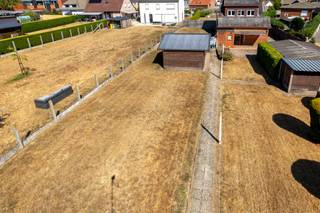 <p><strong>TE KOOP | Mooie bouwgrond voor halfopen bebouwing in Laakdal</strong><span></span></p>
<p>Op een <strong>rustige en aangename locatie in Pompert, Laakdal</strong>, vindt u deze mooie bouwgrond voor <strong>halfopen bebouwing (HOB)</strong>. De grond is gelegen in een <strong>doodlopende straat</strong>, waardoor u hier kunt genieten van een uitzonderlijk rustige en aangename omgeving.</p>
<p>Het perceel biedt de ideale mogelijkheid om uw droomwoning te realiseren, met ruimte voor een mooie tuin en een <strong>carport of praktische berging</strong>.</p>
<h3>Bouwmogelijkheden</h3>
<p>De bouwgrond biedt onder meer mogelijkheden voor:</p>
<ul>
<li><strong>Halfopen bebouwing</strong></li>
<li>Rustige ligging in een doodlopende straat</li>
<li>Mogelijkheid tot een <strong>carport of berging</strong></li>
<li>Aangename tuinzone</li>
<li>Ideaal om <strong>naast familie of vrienden te komen wonen</strong></li>
</ul>
<p>Een bijkomende troef is de mogelijkheid om het perceel <strong>samen met het naastliggende pand</strong> aan te kopen. Hierdoor biedt dit geheel interessante mogelijkheden voor wie een <strong>project wil realiseren met beide percelen</strong>, maar ook voor investeerders die op zoek zijn naar een interessante opportuniteit.</p>
<p>De combinatie van de <strong>rustige ligging, praktische bouwmogelijkheden en de mogelijkheden met het naastliggende pand</strong> maakt dit perceel bijzonder interessant als <strong>investering of als project</strong>.</p>
<p><strong>Interesse?</strong> Neem gerust contact met ons op voor meer informatie of een bezoek ter plaatse.</p>
<p><strong>014/95.37.50</strong><br /><strong>immo@degroot-celen.be</strong></p>