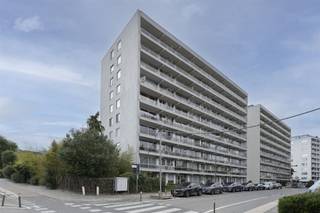 <p><span>Ontdek dit </span><span>instapklaar appartement</span><span> met 2 slaapkamers </span><span>inclusief garagebox</span><span>, ideaal gelegen op de </span><span>vijfde verdieping</span><span> van een verzorgd gebouw en op </span><span>wandelafstand van het Rivierenhof</span><span>.</span></p><p><span>Het appartement combineert een </span><span>ruime indeling</span><span> met een </span><span>praktische ligging</span><span> in een rustige, groene straat. Dankzij de inbegrepen </span><span>garagebox</span><span> geniet je bovendien van </span><span>extra comfort</span><span>.</span></p><p><span>Bij het binnenkomen kom je terecht in een </span><span>ruime inkomhal met vestiairekast</span><span>.De dubbele glazen deur brengt je naar de </span><span>lichtrijke woonkamer</span><span>, die toegang geeft tot het </span><span>terras</span><span>.</span></p><p><span>Aansluitend vind je de </span><span>volledig uitgeruste keuken</span><span> terug. Achteraan zijn er </span><span>2 volwaardige slaapkamers</span><span> en een </span><span>extra kamer</span><span>, ideaal als bureau of wasruimte (voorzien van aansluiting voor wasmachine en droogkast). <br />De </span><span>badkamer</span><span> is uitgerust met een </span><span>douche in ligbad</span><span> en een </span><span>dubbele wastafel met spiegelkast</span><span>. Een </span><span>apart toilet</span><span> vervolledigt het geheel.</span></p><h3><span>Bijzonderheden</span></h3><ul><li><span>Garagebox én kelderberging verplicht aan te kopen t.w.v. €20.000,00</span></li><li><span>Rustige, groene straat in hartje Deurne</span></li><li><span>Op wandelafstand van Rivierenhof, winkels, scholen en openbaar vervoer</span></li><li><span>2 slaapkamers + extra kamer (bureau of wasplaats)</span></li><li><span>Lichtrijke woonkamer met terras</span></li><li><span>Vlotte verbinding naar Antwerpen-centrum</span></li></ul><p><span>Op zoek naar een </span><span>ruim en instapklaar appartement met garagebox nabij het Rivierenhof</span><span>?<br />Contacteer ons via </span><span>thomas.humblet@urbainvastgoed.be</span><span> of bel </span><span>03 501 97 16</span><span> voor meer informatie of een bezoek.</span></p>