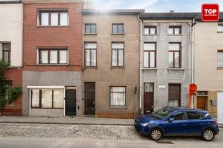 <p>Deze op te frissen woning is gelegen in een levendige buurt vlak bij het centrum van Gent. Dankzij de centrale en vlot bereikbare ligging bereikt u het stadscentrum in slechts enkele minuten. In de onmiddellijke omgeving vindt u scholen, winkels, openbaar vervoer en groene zones. Bovendien zorgen de nabijheid van de R4 en de E17 voor een uitstekende verbinding met Gent en de omliggende gemeenten.<br /><br />Bij het betreden van de woning komt u binnen in de ruime inkomhal, die toegang biedt tot de leefruimte. Verder op het gelijkvloers bevinden zich de keuken, een kleine koer en de moderne badkamer.</p>
<p>Op de eerste verdieping bevinden zich twee ruime slaapkamers. De zolderverdieping werd omgebouwd tot nog twee extra slaapkamers.</p>
<p>Daarnaast beschikt de woning over een ruime, droge kelder, ideaal als extra bergruimte.</p>
<p>Deze woning is ideaal voor gezinnen of investeerders die op zoek zijn naar een ruime woning met veel potentieel op een centrale ligging.</p>
Beschikbaar bij akte.<br /><br />Contacteer Top Vastgoed voor een bezoek op 0475 700 700!