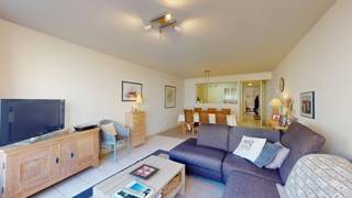 Dit instapklaar appartement met 2 volwaardige slaapkamers bevindt zich vlakbij het Heldenplein en de Zeedijk. De badkamer bevat zowel een douche als een ligbad en een dubbele lavabo.