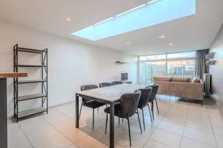 In Menen vinden we deze instapklare en energiezuinige woning met 2 slaapkamers (3 mogelijk!) en zongerichte tuin terug. Tevens is deze woning asbestveilig en voorzien van een conforme elektriciteit. Daarnaast is het dak van de woning volledig geïsoleerd, is er overwegend hoogrendementsbeglazing voorzien en is deze lichtrijke woning ook uitgerust met centrale verwarming op aardgas. <br /><br />Deze betaalbare woning beschikt tevens over een conformiteitsattest voor verhuring. Mogelijk netto huurrendement van 4,50%! <br /><br /><u>Indeling: </u><br /><br />-Droge kelder<br /><br />-Gelijkvloers: inkomhal - aparte wasruimte / berging met apart gastentoilet en bijhorend handwasbakjes - ingerichte badkamer voorzien van een ligbad, douche, lavabo met bijhorend meubel en handoekenverwarming -  Ingerichte keuken met zeer lichtrijke woonkamer met zicht op de zongerichte tuin - zongericht terras met west-gerichte tuin en praktische tuinberging.<br /><br />1ste verdiep: nachthal - 2 ruime slaapkamers <br /><br />Zolder: vaste trap richting de grote zolderruimte (32m2) die reeds geïsoleerd is en die plaats biedt voor het creëren van een derde slaapkamer<br /><br /><br /><u>Troeven: </u><br />-Instapklaar<br />-Energiezuinig : EPC-label C<br />-Asbestveilig<br />-Cv op aardgas<br />-Mogelijkheid tot 3 slaapkamers<br />-Conformiteitsattest voor verhuring aanwezig<br />-Badkamer voorzien van Ligbad en douche<br />-Zongerichte tuin<br /><br />Bent u opzoek naar een interessante investering in vastgoed ? Dan is deze instapklare en energiezuinige woning met 2 slaapkamers (3 mogelijk!) en zongerichte tuin zeker uw bezoek waard! Contacteer Tommy via 0496 15 67 71<br /><br /><br />Tommy Geldhof - BIV nr 510 093<br /> 