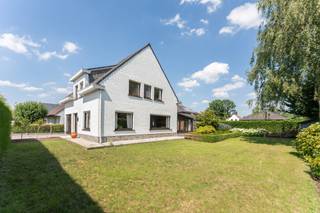 Deze charmante op te frissen woning op 792m2 bevindt zich in een residentiële buurt in Deerlijk nabij diverse invalswegen.Ze bestaat uit:- De...