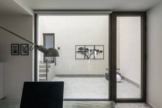 Op zoek naar een volledig afgewerkte hoogwaardige nieuwbouwwoning aan 6 % BTW*. Dan is dit een mooie opportuniteit <br /><br />Deze woning met een bewoonbaar opp. maar liefst 280 m2, in high-end architectuur heeft een eigen lift (rolstoeltoegankelijk) van het gelijkvloers tot op de derde verdieping. <br /><br />Op het gelijkvloers: de inkomhal (+ toilet), aan de straatzijde een lichtrijke ruimte, ideaal voor wie op zoek is naar een bureel of praktijkruimte voor vrij beroep, een (ingerichte) badkamer, berging en extra (slaap)kamer. Door de polyvalente inrichting biedt deze verdieping een opportuniteit voor wie o.a. gelijkvloers (rolstoeltoegankelijke) (groeps-)praktijkruimte, kantoorruimte..... zoekt.<br />Er is mogelijkheid om de woning volledig afwerkt aan te kopen met onderstaand vermelde hoogwaardige en stijlvolle afwerking zoals foto's (van naastgelegen afgewerkte woning) in deze advertentie. Vermelde prijs is afgewerkt opgeleverd. <br /><br />Op de 1e verdieping een open keuken + woonruimte van waaruit u toegang heeft tot het ruime terras <br />De twee verdieping omvat een zithoek , ruime slaapkamer, badkamer en afzonderlijk toilet. <br />Vanop de 3e verdieping heeft U vanuit de lichtrijke slaapkamer met dressing, douchekamer, .... toegang tot het terras. <br /><br />Momenteel kan deze woning nog "casco" aangekocht worden en de indeling aangepast worden naar uw wensen. Prijs op aanvraag*<br /><br />Interesse in een bezoek of graag bijkomende info? <br />Contacteer Pieter Cardoen op 0475 361252. <br /><br />*Contacteer ons i.v.m. de voorwaarden.