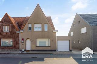 <u><strong>Op een rustige ligging nabij de invalswegen van Ledegem vinden we deze instapklare gezinswoning terug. Deze aangename en lichtrijke woning onderging door de jaren heen een grondige opknapbeurt en beschikt onder andere over 4 slaapkamers en een garage. Indeling van deze woning is als volgt: </strong></u>
<ul><li>Gelijkvloerse verdieping: Inkomhal, uiterst lichtrijke woonkamer voorzien van houtcassette, keuken met ontbijthoek en toegang tot kelder (o.a. voorzien van gasfornuis, dampkap, oven, koelkast en dubbele spoelbak), bergruimte / wasruimte, apart toilet, veranda, ruime tuinberging / werkplaats en tuin. Daarnaast is de woning ook voorzien van een garage met automatische garagepoort. </li><li>Eerste verdieping: Nachthal met toegang tot 3 slaapkamers en badkamer (.o.a. voorzien van enkele wastafel in meubel, douche en toilet). </li><li>Tweede verdieping: Ruime slaapkamer.</li></ul>
+ 4 slaapkamers &gt; ideaal als gezinswoning <br />+ Elektriciteit conform <br />+ Garage aanwezig <br />+ Centrale doch rustige ligging nabij invalswegen