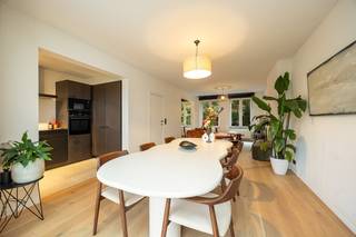 Rust, groen en privacy staan centraal bij deze stijlvolle bel-étage in de Koudebeekstraat, gelegen in een rustige doodlopende straat met veel groen recht tegenover de woning. Dit zorgt voor een bijzonder aangename woonomgeving en een uitzonderlijk gevoel van privacy. Ook het geliefde Boekenbergpark en het Rivierenhof bevinden zich vlakbij.<br />De instapklare woning combineert een warme, hedendaagse inrichting met veel licht en comfort. De lichtrijke leefruimte vormt het hart van de woning en beschikt naast een ruime zithoek ook over een gezellige koffiehoek. Aansluitend bevinden zich de eetruimte, moderne keuken en het terras, waardoor de verschillende leefruimtes mooi in elkaar overvloeien.<br />Op de tweede verdieping bevinden zich 3 slaapkamers en een badkamer. Het gelijkvloers beschikt over een garage, bureel, wasplaats en apart toilet. Het bureel is dankzij de grote raamdeuren een aangename plek om te werken, met zicht op de tuin van ±70m² (west-georiënteerd) en het omliggende groen. Deze polyvalente ruimte kan bovendien ingericht worden als extra slaapkamer, hobby- of speelkamer, waardoor een indeling met 4 slaapkamers mogelijk is.<br />Verder beschikt de woning over een elektrische laadpaal. Het dak werd in 2026 gerenoveerd en er werd een nieuwe verwarmingsketel geplaatst.<br />Een stijlvolle, instapklare bel-étage met garage, tuin, laadpaal en de mogelijkheid tot 4 slaapkamers, gelegen op een rustige en groene topligging.