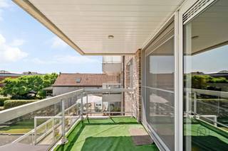 <p>Te koop: lichtrijk appartement met 2 slaapkamers en terras op een topligging in Waregem.<br /><br />Dit verzorgde appartement op de 2e verdieping met een bewoonbare oppervlakte van ca. 90 m² geniet van een uitstekende ligging in het centrum van Waregem, op wandelafstand van de Markt, winkels, horeca, openbaar vervoer en alle dagelijkse voorzieningen.<br /><br />Dankzij de grote raampartijen geniet u van veel natuurlijke lichtinval en een aangenaam wooncomfort. Op het zonnige terras komt u volledig tot rust.<br /><br />Indeling: via de inkomhal met inmaakkasten (vestiaire) bereikt u het apart gastentoilet en de ruime, lichtrijke leefruimte (parketvloer) met directe toegang tot het terras. Aansluitend bevindt zich de volledig uitgeruste keuken en aanpalende bergruimte. Het appartement beschikt over twee volwaardige slaapkamers en een badkamer. Tevens is er nog een kelder aanwezig op verdieping -1.<br /><br />In de ondergrondse verdieping kan optioneel een garagebox bijgekocht worden met automatische poort (€35.000).<br /><br />Troeven:<br />- uitstekende ligging in het centrum van Waregem<br />- op wandelafstand van de Markt en alle voorzieningen<br />- lichtrijke leefruimte<br />- zonnig en aangenaam terras<br />- 2 volwaardige slaapkamers<br />- interessant als eigen bewoning of investering<br /><br />Voor wie is dit ideaal?<br />Ideaal voor wie centraal wil wonen in Waregem en op zoek is naar een comfortabel appartement met 2 slaapkamers. Ook interessant voor investeerders dankzij de uitstekende centrumligging.<br /><br />Te koop via Immo Beguin, jouw vastgoedexpert sinds 2009, met kantoren in Ronse, Waregem, Kortrijk, Deinze, Doornik en Lessines.<br /><br />Bezoek na afspraak via: charlotte@immobeguin.be</p>