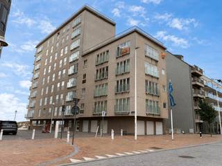 Dit instapklare appartement bevindt zich op een toplocatie in Nieuwpoort-Bad, in een rustige zijstraat van de Zeedijk, met zuidgerichte oriëntatie en aangenaam zijdelings zeezicht.<br />Het appartement omvat een Inkomhal met berging, een badkamer met douche, lavabo en toilet, één slaapkamer, een keuken en een ruime en lichtrijke woonkamer met mogelijkheid tot het creëren van een slaaphoek. De residentie beschikt over een gemeenschappelijke fietsenberging.<br />Mogelijkheid tot aankoop van een garagebox in de onmiddellijke nabijheid, gelegen in het ondergrondse complex ‘De Lijn’ op -2 niveau.<br />Ideaal als tweede verblijf, investering of vaste woonst aan zee.