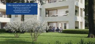 <p><strong>Residentie "Driezenhof"<br /></strong>Een project van uitzonderlijke klasse: Slechts 8 villa-appartementen en 1 parkwoning, discreet gelegen in een groene stadsoase. <br />Deze nieuwe residentie ligt heerlijk verscholen in de autoluwe Driezenstraat, zonder twijfel één van de charmantste straatjes in het centrum. Hier woont u op een boogscheut van de Grote Markt en de winkelstraten, maar ontsnapt u volledig aan de stadsdrukte.<br /><br /><strong>We nemen u graag mee voor een exclusief kijkje in één van de appartementen, waar de gelukkige bewoners zonet hun intrek hebben genomen. </strong><br /><br />De villa-appartementen, verdeeld over 4 verdiepingen, bieden woonoppervlaktes van 216 m² tot wel 231m², telkens met royale terrassen op het zuiden en westen. Deze ideale oriëntaties, absolute privacy en het zicht op de parkachtige tuin maken van elk appartement een oase van rust. Deze tuin is ommuurd en werd onder architectuur aangelegd, met behoud van de monumentale bomen die het geheel een uniek karakter geven.<strong> <br /></strong>Binnen geniet u van een ongekend ruimtelijk gevoel, dankzij plafondhoogtes van meer dan 3 meter en leefruimtes met raampartijen langs 3 zijden.<strong><br /></strong><br /><strong>Afwerking en technieken</strong><u> </u><br />In residentie "Driezenhof" gaat een uiterst smaakvolle en tijdloze uitstraling hand in hand met natuurlijke materialen en de allerbeste, geavanceerde technieken: Geothermische warmtepomp, vloerverwarming + koeling, een ventilatiesysteem D met warmterecuperatie, zonnepanelen voor het collectieve verbruik met de mogelijkheid om uit te breiden met een privatieve installatie,... <br /><br />Vanzelfsprekend is het gebouw Bijna Energie Neutraal (BEN) en streeft men naar een E-peil van 20 (gegarandeerd lager dan 30!). Het appartement wordt tot in de puntjes en volledig naar uw smaak afgewerkt. Hiervoor mag u rekenen op bijzonder ruime budgetten bij zorgvuldig geselecteerde partners, zoals Segers Interieur voor de keukeninrichting. <br /><br /><strong>Wij kunnen u nog 3 villa-appartementen aanbieden:</strong><br /><strong>Nr. 1</strong>: Gelijkvloers appartement van 231m² met 3 slaapkamers, 2 badkamers en een heerlijk privaat terras 30m² aan de parktuin. <br /><strong>Nr. 3:</strong> Appartement van 231m² op de 1e verdieping met 3 slaapkamers, 2 badkamers en inpandig terras 30m² met zicht op de parktuin <br /><strong>Nr. 4</strong>: Appartement van 216m² op de 1e verdieping met 3 slaapkamers, 2 badkamers en inpandig terras 30m² met zicht op de parktuin<br /><br />Uw wagen(s) parkeert u ondergronds, in uw eigen garagebox voor 2 auto's, afgesloten met een elektrische poort. Elektrisch laden mogelijk. Afgesloten fietsenstalling op het gelijkvloers. <br /><br /></p>
<p>Bijzonderheden</p>
<p>- Groots wonen in een kleinschalige residentie</p>
<p>- Unieke locatie in het hart van de stad, met private parktuin</p>
<p>- Ideale oriëntatie en maximale privacy</p>
<p>- XXL lift</p>
<p>- Dubbele, ondergrondse garages met elektrische poorten en een grote fietsenstalling</p>
<p> </p>
<p><strong>Prijzen starten vanaf 808.500 EUR, exclusief garage, BTW en gebruikelijke aankoopkosten.</strong><br /><br /><strong>De verkoop geschiedt onder de Wet Breyne:</strong> U bent als koper volledig beschermd en doorloopt een zorgeloos traject tot en met de sleuteloverdracht. We lichten dit graag persoonlijk toe, of u kan alvast meer informatie nalezen via www.deboerenpartners.be/wet-breyne </p>
<p> </p>
<p>Ontdek nu zelf deze uitzonderlijke residentie en laat u inspireren door de rust, de ruimte en de verfijnde architectuur van Driezenhof. Wij ontvangen u graag voor een persoonlijk gesprek of een bezoek ter plaatse.</p>
<p> </p>