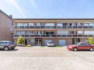 [[ DIT PAND NEEMT DEEL AAN DE ERA OPEN HUIZEN DAG OP 6/12 VAN 11:00 TOT 12:00 ]]
<p>Op een steenworp van het centrum van Schoten bevindt zich op de 1ste verdieping dit praktische ingedeelde appartement. De ruime en lichtrijke leefruimte biedt toegang tot het terras aan de voorzijde en sluit naadloos aan op de keuken, die is uitgerust met een elektrische kookplaat met oven, dampkap en dubbele spoelbak.</p><p>Het appartement beschikt over twee volwaardige slaapkamers van respectievelijk 14 m² en 13 m², waarvan één met toegang tot het terras aan de achterzijde. Daarnaast is er een derde kamer (8m2) die perfect dienst kan doen als extra slaapkamer, bureau of dressing.</p><p>De badkamer is voorzien van een bad met douchefunctie, een handenwasser en aansluiting voor een wasmachine. In de nachthal vind je bovendien extra bergruimte dankzij ingemaakte kasten.</p><p><br /></p><p>Als extra troef beschikt het appartement over een privatieve garagebox achteraan het gebouw, die optioneel kan worden aangekocht voor €30.000.</p><p><br /></p><p><strong>Troeven;</strong></p><ul><li>Gunstig EPC (B)</li><li>garagebox (optioneel)</li><li>Terras voor &amp;amp; achteraan</li><li>Lage gemeenschappelijke kosten</li><li>2 ruime slaapkamers met mogelijkheid tot 3de slaapkamer</li></ul>