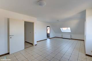 INSTAPKLAAR APPARTEMENT MET TWEE SLAAPKAMERS EN GARAGE NABIJ HET CENTRUM VAN LANAKENDit instapklare appartement vinden we terug aan de...