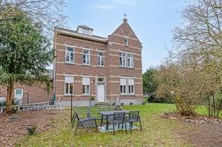 In samenwerking met RELIPLAN NEDERLAND<br /><br />In het hart van het charmante Ellikom, verscholen achter de kerk en omgeven door groen, vindt u deze statige voormalige pastorie uit 1905. Een karaktervolle woning vol erfgoed, recent (2022) gerenoveerd met respect voor authentieke elementen zoals hardstenen schouwen, plankenvloeren, hoge plafonds en sierlijke geveldetails.<br /><br />De woning telt vier slaapkamers, een ruime woonkamer met zicht op de tuin, een moderne open keuken met hoogwaardige toestellen, een sfeervolle wijnkelder, inpandige garage én zolderruimte met potentieel. De woning biedt 3 volwaardige verdiepingen en is praktisch ingedeeld voor zowel gezinnen als wie op zoek is naar rust en ruimte.<br /><br />De tuin is een ware oase van rust, grenzend aan een natuurgebied en voorzien van een natuurlijke vijver en een Mariagrot – uniek en idyllisch.<br /><br />Deze eigendom is vrijgesteld van de energetisch renovatieplicht : https://www.onroerenderfgoed.be/nieuws/beschermd-en-geinventariseerd-bouwkundig-erfgoed-vrijgesteld-van-de-renovatieverplichting<br /><br />Pluspunten:<br /><br />✔ Historisch erfgoed met modern wooncomfort<br />✔ Gelegen in het groen, grenzend aan natuurgebied<br />✔ Grote tuin met vijver en privacy<br />✔ Garage, wijnkelder, 4 slaapkamers<br />✔ Nabij winkels, scholen en fietsnetwerk<br /><br />Bent u op zoek naar een uitzonderlijke eigendom vol karakter en natuurbeleving?