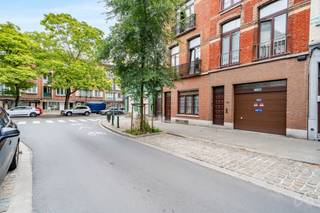 <p>Prachtige eengezinswoning, zogenoemde "bel-étage", gelegen in het hart van Koekelberg.<br /><br />De woning bevindt zich in een groene wijk van Koekelberg, op de grens met de gemeente Sint-Agatha-Berchem.<br />In de onmiddellijke nabijheid vindt u het Elisabethpark, de Basiliek, evenals talrijke voorzieningen: metrostation (op 200m) en diverse restaurants en winkels op wandelafstand.<br />Ideale ligging om het centrum van Brussel te bereiken of toegang te krijgen tot de ring.<br /><br />De woning biedt een bewoonbare oppervlakte (+/-182 m²) en is als volgt ingedeeld:<br /><br />KELDER: gezonde kelders – plateau van +/- 39 m², ideaal voor opslag of een atelier. Hier bevinden zich de ketel, tellers en het ventilatiesysteem.<br />GELIJKVLOERS: toegang via de privé-garage of via de voordeur. Inkomhal, wc, garage met automatische poort (+ autostaanplaats voor de garage), plaats voor fietsen, grote multifunctionele ruimte, wasplaats, bergingen.<br />1st VERDIEP.: leefruimtes met woonkamer en ruime, volledig uitgeruste keuken.<br />2de VERDIEP.: ouderlijke suite, douchekamer en een extra kamer die kan dienen als kleine slaapkamer, dressing of bureau.<br />3de VERDIEP.: twee "tweelingkamers" met aansluitende dressing.<br /><br />De woning is in PERFECTE staat.<br />Technisch: EPC F + elektriciteit conform (tem 2043), attest van de ketel aanwezig.<br />GEEN stedenbouwkundige inbreuken. De woning ligt niet in een overstromingsgebied.<br /><br />Voor vragen of het maken van een afspraak:<br />📞 02 315 77 22 – ✉️ maxime.l@weinvest.be</p>