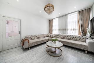 <p>Informatie &amp; bezoeken: anastasia.s@weinvest.be | 02 315 77 22<span></span></p>
<p>Op wandelafstand van het Kanaal van Brussel en vlak bij het stadscentrum biedt We Invest dit volledig verhuurde opbrengsteigendom aan. Een uitstekende investeringskans in de sterk groeiende gemeente Sint-Jans-Molenbeek.</p>
<p>Het gebouw is verdeeld over vier verdiepingen en bestaat uit zes wooneenheden, die allemaal momenteel verhuurd zijn. Hierdoor geniet u onmiddellijk van een stabiele huurinkomst vanaf de aankoop:</p>
<ul>
<li>4 appartementen met twee slaapkamers;</li>
<li>1 appartement met één slaapkamer;</li>
<li>1 studio.</li>
</ul>
<p>De twee gelijkvloerse wooneenheden (de studio en het appartement met één slaapkamer) beschikken over een rechtstreekse toegang tot een aangename binnenkoer, wat een extra troef vormt voor de bewoners.</p>
<p>Technisch biedt dit gebouw een zorgeloze investering:</p>
<ul>
<li>Geen stedenbouwkundige overtredingen;</li>
<li>Conforme elektrische installatie;</li>
<li>Volledig verhuurd gebouw.</li>
</ul>
<p>EPC: D – CO₂-uitstoot: 38 kg/m²/jaar – Primair energieverbruik: 192 kWh/m²/jaar.</p>
<p>Het pand biedt een bruto rendement van 8,1%, met een jaarlijkse huuropbrengst van €79.000.</p>
<p>Dankzij de strategische ligging, dicht bij winkels, openbaar vervoer, scholen en de belangrijkste invalswegen, vormt dit opbrengsteigendom een uitstekende opportuniteit voor investeerders die op zoek zijn naar een vastgoedbelegging met een onmiddellijk rendement.</p>
<p>Een zeldzame investeringskans die u niet mag missen.</p>