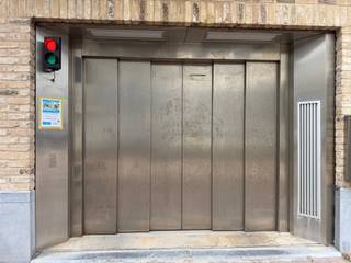 Volledig afgesloten garagebox, gelegen in een recente residentie.<br /><br /> De garagebox bevindt zich op verdieping -1 en is bereikbaar via een autolift. De box is volledig afgesloten en beschikt over een lichtschakelaar. De garagepoort is manueel te bedienen.<br /><br /> Afmetingen:<br /><br /> - Diepte: 5,20 m<br /><br />- Breedte: 3,20 m<br /><br />- Hoogte: 2,00 m op het laagste punt<br /><br /> Ideaal voor het veilig parkeren van een wagen of als extra opbergruimte.<br /><br /> Interesse? Neem gerust contact op voor meer informatie of een bezichtiging.
