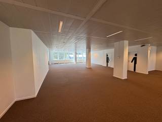 Dit modern gebouw met hoge afwerkingsgraad werd recentelijk gerenoveerd, heeft een unieke façade en geniet van een uitstekende zichtbaarheid. Met...