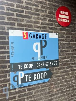 Te centrum Brakel bieden we 4 ruime garages aan (18 m²) gelegen op een privé terrein en afgesloten door een kantelpoort. Garage complex "Den Appel" wordt beheerd door een externe syndicus. De staanplaatsen hebben een oppervlakte van 27 m².  Kunnen afzonderlijk of samen aangekocht worden. De garages zijn momenteel verhuurd.<br />Prijs per garage : € 20000<br />Prijs per staanplaats : € 8000<br />Voor meer inlichtingen of een afspraak ter plaatse, contacteer Veronique 0483/676579