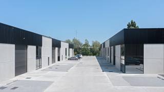 Ontdek deze splinternieuwe KMO-unit in het project MEERSBLOEM – MELDEN, een kleinschalige en kwalitatieve ontwikkeling van slechts negen units...