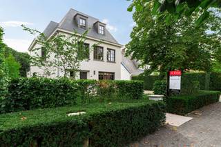 <p><span>Gelegen aan een prachtige laan op loopafstand van het bruisende centrum van Hoogstraten ligt deze volledig gerenoveerde villa op een perceel van ca. 900 m².</span></p><p><span> </span></p><p><span>Indeling</span></p><p><span>U komt binnen in de entréehal met gastentoilet en trap naar de verdieping. Vanuit de hal toegang tot de keuken met aansluitend de ruime eetkamer / orangerie met zicht op de tuin en toegang tot het terras. De living is verdeeld in een TV kamer aan de voorzijde en een centrale zitkamer welke aansluit op de eetkamer, beiden op eiken parket. De zitkamer is tevens voorzien van een open haard op gas en heeft een open verbinding naar de eetkamer / leefkeuken. Dankzij twee dubbele tuindeuren kan de achtergevel vrijwel volledig worden geopend naar het terras. De keuken is voorzien van diverse inbouwtoestellen, de eetkamer beschikt nog over een gashaard, vloerverwarming en airconditioning. Vanuit de leefkeuken ook toegang tot de achteringang met vestiaireruimte.</span></p><p><span> </span></p><p><span>1e Verdieping</span></p><p><span>De nachthal met afzonderlijk toilet geeft uit op drie ruime slaapkamers waarvan twee met ingemaakte kasten, en een badkamer met ruime inloopdouche en dubbele lavabo. </span></p><p><span> </span></p><p><span>2e Verdieping</span></p><p><span>Op de bovenste verdieping bevindt zich de masterbedroom bestaande uit een dressingkamer met ingemaakte kasten, slaapkamer voorzien van airconditioning en een ruime badkamer voorzien van ligbad, inloopdouche, toilet en dubbele lavabo.</span></p><p><span> </span></p><p><span>Kelder</span></p><p><span>De woning is volledig onderkelderd met een bergruimte voorzien van voorraadkasten, een royale wasruimte met aansluitingen voor wasmachine en droger, een kleine wijnkelder alsook een speelkamer en een bergkelder. Deze "leefruimtes" in de kelder hebben daglicht en verwarming. </span></p><p><span> </span></p><p><span>Garage</span></p><p><span>De vrijstaande garage is voorzien van een automatische poort en biedt voldoende ruimte. </span></p><p><span> </span></p><p><span>Tuin en buitenruimtes</span></p><p><span>De tuin is prachtig aangelegd met ruime terrassen in blauwe steen en is omheind. Perfecte Zuid-oriëntatie! Achterin de tuin bevindt zich nog een "tuincafé" met ingerichte bar en een toilet. Aan de voorzijde van de woning zijn meerdere parkeerplaatsen voorzien alsook een aansluitpunt voor opladen van voertuigen.</span></p><p><span> </span></p><p><span>Bijzonderheden</span></p><p><span>In 2021 is deze woning volledig gerenoveerd met oog voor detail en aandacht voor technische duurzaamheid. </span></p><p><span>De woning is voorzien van hedendaags comfort zoals een uitgebreid alarmsysteem, camerabewaking, airconditioning, zonnepanelen, etc.</span></p><p><span> </span></p><p><span>Meer inlichtingen via ons kantoor.</span></p>