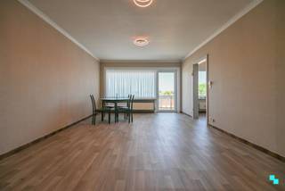 Ontdek dit instapklare appartement van ca. 85 m² (volgens het EPC-attest), gelegen op de tweede verdieping van residentie ‘Rubens’. Dit energiezuinige appartement geniet van een topligging, vlak bij diverse handelszaken, waaronder een Delhaize op wandelafstand. Bovendien bevindt het zich op een boogscheut van het centrum van Izegem en biedt het een uitstekende bereikbaarheid dankzij de onmiddellijke nabijheid van de Rijksweg en het op- en afrittencomplex van de E403. Indeling: inkomhal met gastentoilet, de badkamer (voorzien van douche, wastafel en aansluiting voor de wasmachine), de lichtrijke leefruimte met toegang tot het westgerichte terras en de aansluitende keuken (voorzien van gas kookplaat, dampkap, oven en microgolf). Via de nachthal bereikt u de twee ruime slaapkamers en een extra berging. CV op aardgas (condenserende ketel anno 2009) | HR-beglazing (PVC) | EK conform | Asbestveilig, maar niet asbestvrij | EPC-label B (118 kWh/m² jaar) | Instapklaar | Lift aanwezig | Gelegen nabij het centrum, nabij alle winkels en voorzieningen. Eline organiseert voor dit appartement de bezoeken, mits het maken van een afspraak. www.bordes.be