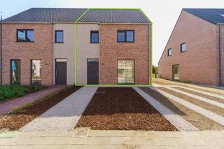 <p>Interesse in dit pand? Neem voor bijkomende informatie of het maken van een afspraak rechtstreeks contact op met Steven Plompen via <strong>+32 498 61 58 86</strong> of <strong>steven@copandi.be</strong>.</p><p></p><p>Deze energiezuinige halfopen bebouwing werd net opgeleverd en beschikt over een bewoonbare oppervlakte van ongeveer 140 m². Dankzij de rustige, residentiële ligging geniet u van een aangename woonomgeving, terwijl scholen, winkels, openbaar vervoer en belangrijke verbindingswegen richting Leuven en Mechelen zich op korte afstand bevinden. De woning is bijzonder energiezuinig en voorzien van lucht-water warmtepomp, ventilatiesysteem type D, vloerverwarming, regenwaterput, enz .</p><p> </p><p><strong>Indeling</strong></p><p> </p><p><strong>Gelijkvloers</strong></p><p>Via de inkomhal met gastentoilet betreedt u de woning. De ruime leefruimte met open keuken vormt het centrale hart van de woning en biedt een oppervlakte van maar liefst 46,77 m². Dankzij de grote raampartijen geniet u hier van veel natuurlijke lichtinval en een mooi zicht op de tuin. Aansluitend aan de keuken bevindt zich een praktische berging.</p><p> </p><p><strong>Eerste verdieping</strong></p><p>Op de verdieping bevinden zich drie volwaardige slaapkamers van respectievelijk: 12,30 m² 12,10 m² en 10,59 m².</p><p>Daarnaast beschikt deze verdieping over een afzonderlijk toilet en een comfortabele badkamer voorzien van een inloopdouche en dubbele wastafel.</p><p> </p><p><strong>Zolder</strong></p><p>Via een zolderluik bereikt u de ruime zolderverdieping, die fungeert als extra bergruimte.</p>