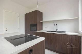 <h3><strong>Gerenoveerd 2-slaapkamer appartement in Borsbeek te koop!</strong></h3><p>Ontdek dit instapklare, volledig gerenoveerde appartement in een rustige straat in het hart van Borsbeek. Dankzij de moderne afwerking, veel lichtinval en aangename buitenruimte geniet u hier van hedendaags wooncomfort in een groene omgeving.</p><p>De ruime, open leefruimte baadt in het daglicht dankzij grote raampartijen en een slimme indeling. De gezellige living sluit naadloos aan op de moderne keuken met eiland, voorzien van stijlvolle donkere fronten, ingebouwde oven en aansluitingen voor vaatwasser en kookplaat op inductie.</p><p>Het appartement beschikt over twee slaapkamers, die ook perfect dienst kunnen doen als bureau of hobbyruimte. De strakke badkamer is uitgerust met een inloopdouche en modern wastafelmeubel.</p><p>De afwerking is instapklaar: witte muren, een moderne houtlookvloer en een frisse, tijdloze uitstraling.</p><p>Gelegen op een toplocatie in Borsbeek, dichtbij winkels, openbaar vervoer en uitvalswegen richting Antwerpen en de omliggende gemeenten.</p><p>Extra troeven:</p><ul><li>Volledig gerenoveerd en instapklaar</li><li>Terras</li><li><p>Staanplaats (t.w.v. €25.000) apart aan te kopen</p></li><li><p>Bergruimte</p></li><li>Rustige ligging nabij groen en centrum</li></ul>