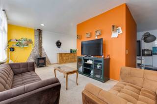 <p><span>Dit duplex appartement is gelegen aan de </span><span>Dichtersstraat 72 in Wilrijk</span><span>, op een gunstige locatie nabij openbaar vervoer, winkels (</span><span>Abdijstraat</span><span> </span><span>en Tir </span><span>), restaurants en scholen. </span></p><p><span>Dankzij de vlotte verbinding met de A12 en E19 geniet u van een uitstekende bereikbaarheid, zowel richting Antwerpen als de omliggende gemeenten. </span></p><p><span>Het (duplex) appartement  heeft een oppervlakte van 159m² (cfr. EPC). Er zijn </span><span>3 slaapkamers en 2 badkamers</span><span> aanwezig. </span></p><p><span> </span></p><p><span>Indeling</span></p><p><span> </span></p><p><span>Gelijkvloers</span></p><p><span>- inkomhal</span></p><p><span>Eerste verdieping</span></p><p><span>- lichtrijke woonkamer en eetkamer</span></p><p><span>- open geïnstalleerde keuken</span></p><p><span>- berging annex de keuken</span></p><p><span>- badkamer 1</span></p><p><span>- dressing/berging</span></p><p><span>Tweede verdieping</span></p><p><span>- slaapkamer 1</span></p><p><span>- slaapkamer 2 </span></p><p><span>- slaapkamer 3</span></p><p><span>- badkamer 2</span></p><p><span> </span></p><p><span>Algemeen gebouw</span></p><p><span>- geen lift</span></p><p><span>- dakisolatie</span></p><p><span>- individuele CV op gas </span></p><p><span>- geen maandelijkse, alles privatief</span></p><p><span> </span></p><p><span>Troeven</span></p><p><span>- centrale locatie</span></p><p><span>- conforme elektriciteit AREI</span></p><p><span> </span></p><p><span> </span></p><p><span>Ben jij geïnteresseerd in dit 'duplex' appartement te koop in Wilrijk, ben je op zoek naar ander vastgoed, een investering of wens je de waarde van jouw eigendom te kennen? Dan ben je bij BOLT immo aan het juiste adres! Wij helpen jou graag verder.</span><span> </span></p><p><span> </span></p>