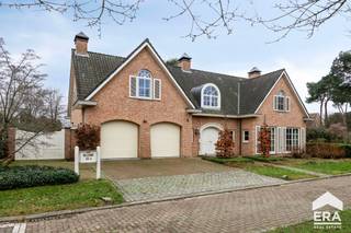 Lommel: Ruime lichtrijke villa, gelegen in bosrijk villapark, nabij centrum, sportcentrum en natuurgebied 'De Sahara'. Gelegen op 5 minuten van...