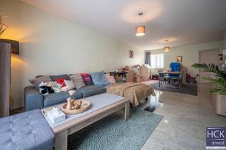 <strong>De ligging</strong><br />Dit<strong> instapklare appartement </strong>(bouwjaar 2003) is uitstekend gelegen in Nazareth, op <strong>wandelafstand van het centrum</strong> dewelke voorzien is van allerhande winkels en horeca alsook het openbaar vervoer. Dankzij de nabijheid van diverse verbindingswegen zijn de omliggende centra (Deinze, Waregem, Zulte, Gavere, De Pinte, Kruisem...) allen vlot te bereiken. Het appartement is gelegen op het <strong>eerste verdiep</strong> van een stijlvolle residentie. Een <strong>ruime garagebox</strong> is inbegrepen in de huurprijs!<br />   <br /><strong>De indeling</strong><br />Inkom - <strong>ruime leefruimte</strong> met balkon en open keuken - aparte berging met aansluiting voor wasmachine - nachthal - slaapkamer - badkamer met douche, lavabomeubel en toilet - afzonderlijk gastentoilet;<br />Ruime garagebox (19 m²) inbegrepen in de huurprijs.  <br />   <br /><strong>Kenmerken</strong><br />- bewoonbare oppervlakte: 76 m²<br />- <strong>lift aanwezig in het gebouw</strong>  <br />- EPC: 239 kWh/m² jaar - C-label<br /><br /><strong>Troeven</strong><br />- instapklaar!!<br />- centrale ligging!!<br />- <strong>kleinschalige residentie!!</strong><br /><span>- garage inbegrepen!!</span><br /><span>   </span><br /><span>Gemeen. kosten: € 45,00 / maand</span><br /><br /><span>Beschikbaarheid: onmiddellijk / otk</span><br />   <br />Voor meer info of een bezoek contacteer reageer via het contactformulier of stuur naar info@hckinvest.be