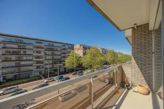 <p><span>Between three parks, with the city nearby and yet remarkably quiet: this third-floor apartment combines sun, sight and space with two terraces and a thoughtful layout. A comfortable and well-kept unit, complemented by a basement storage room and the possibility of a garage box.</span></p><p><span>Living space full of light</span></p><p><span>Through the entrance hall you immediately step through elegant glass doors into the generous living space. Large windows allow daylight to flood in abundantly and give the room an open, pleasant atmosphere. There is effortless room for a spacious dining table and a cozy sitting area, ideal for dinners with friends or relaxing evenings. The front terrace connects nicely to this, providing a nice outdoor spot with a view of the street.</span></p><p><span>Open kitchen, practical and inviting</span></p><p><span>There is also the open kitchen, which fits nicely into the living space. It is equipped with standard appliances, finished with a neat tiled floor and offers sufficient work and cupboard space for daily comfort. Thanks to the natural light, the kitchen also feels fresh and pleasant. Adjacent is a separate laundry room/storage area with the utilities: conveniently organized and neatly out of sight.</span></p><p><span>Peace and quiet in the back &amp; extra comfort</span></p><p><span>To the rear are two full-sized bedrooms, quietly located and with fantastic views of the greenery. The master bedroom has a large sliding window to the rear terrace, where you enjoy open and green views. The second room is perfect for use as an extra bedroom, dressing room, hobby room or home office and also opens onto the terrace. The bathroom is practically equipped with a double sink, bathtub with shower and ventilation. There is also a separate toilet and additional built-in storage space. The apartment also includes a private cellar storage room. Moreover, there is no shortage of parking possibilities; the garage box to be purchased is ideal for this (€30,000).</span></p><p><span>Green living, easily connected</span></p><p><span>The location in Deurne-South is undoubtedly a strong asset. You live right here between the Rivierenhof, the Te Boelaer Park and the Boekenberg Park,  ideal for those who love the outdoors, sports or relaxing in green surroundings. At the same time you are close to the Singel and the Ring, with streetcar and bus connections nearby and stores and restaurants within walking and cycling distance. A pleasant living environment with everything within easy reach.</span></p><p><span> </span></p>