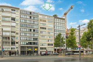Bekijk de videotour, grondplan, gunstig EPC(B), elektrische keuring en overige documenten via de wellimmo-site ('documenten')<br />Voor meer info of een bezoek: info@wellimmo.net of 03/225.00.68.<br /><br />Hoog boven de stad, op de 8ste verdieping van een verzorgd gebouw aan de Frankrijklei, bevindt zich dit bijzonder lichtrijke appartement van 106 m² + terras. De absolute blikvanger? Het indrukwekkende panorama over de skyline van Antwerpen.<br />De centrale inkomhal op natuursteen met ingemaakte vestiairekast en handige berging leidt naar de leef- en eetruimte aan de voorzijde. Grote raampartijen zorgen hier voor een overvloed aan natuurlijk licht en bieden een aangenaam, open uitzicht over het groen van de Leien. De eiken parket + maatwerk bibliotheek geeft de ruimte extra karakter.<br />Aansluitend bevindt zich de keuken met toegang geeft tot een eerste terrasje, handig voor vuilzakken etc. <br />Verder bevinden er zich twee volwaardige slaapkamers en het terras aan de rustige achterzijde. Hier komt de uitzonderlijke ligging op de 8ste verdieping helemaal tot haar recht: het weidse panorama over Antwerpen en zijn herkenbare landmarks vormt een uniek decor, zowel overdag als wanneer de stad ’s avonds oplicht.<br />Verder beschikt het appartement over een badkamer met ligbad/douchecombi en een afzonderlijk toilet. <br />Met een bewoonbare oppervlakte van 106 m², twee buitenruimtes en een gunstig EPC-label B combineert dit appartement ruimte en energiezuinigheid met licht, uitzicht en een bijzonder centrale ligging. Op wandelafstand van het Stadspark en met winkels, horeca, openbaar vervoer en het historische stadscentrum binnen handbereik. Een kelderberging is inbegrepen.<br /><br /><strong>Troeven:</strong>
<ul>
<li><span>Fenomenaal panoramisch uitzicht over Antwerpen</span></li>
<li><span>Uitzonderlijk veel natuurlijke lichtinval</span></li>
<li><span>EPC-label B</span></li>
<li><span>Twee slaapkamers</span></li>
<li><span>Centrale ligging aan de Leien, vlak bij het Stadspark</span></li>
</ul>